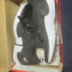 Huarache edge 11.5 black and white new never worn!!
